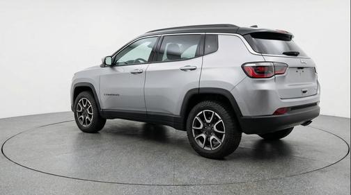 Silver Zynith Metallic Clearcoat 2025 Jeep Compass Trailhawk