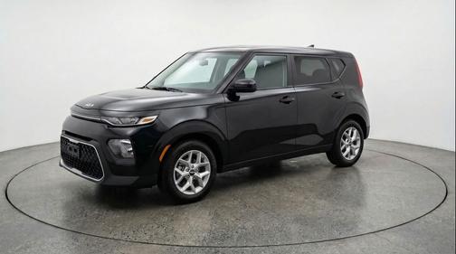 Fusion Black 2025 Kia Soul LX