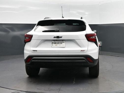 Summit White 2026 Chevrolet Trax FWD 2RS