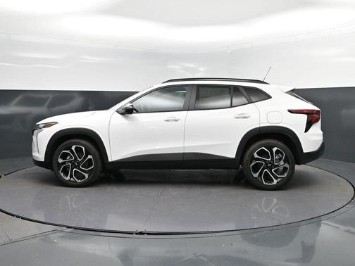 Summit White 2026 Chevrolet Trax FWD 2RS
