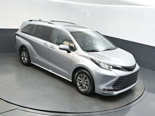 2023 Toyota Sienna XLE 8 Passenger