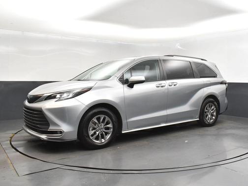 2023 Toyota Sienna XLE 8 Passenger
