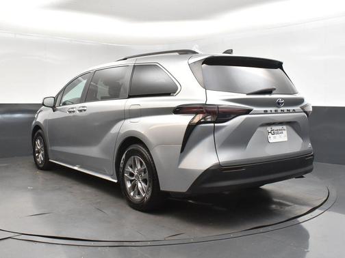 2023 Toyota Sienna XLE 8 Passenger