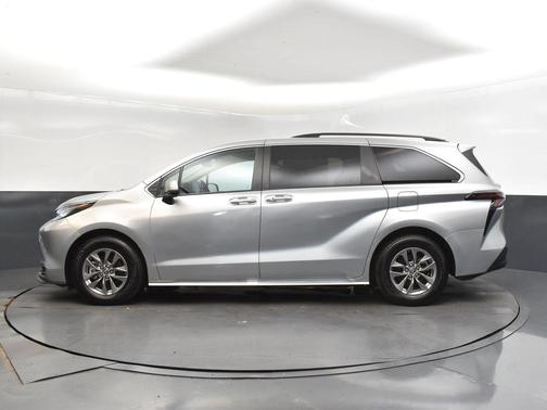 2023 Toyota Sienna XLE 8 Passenger