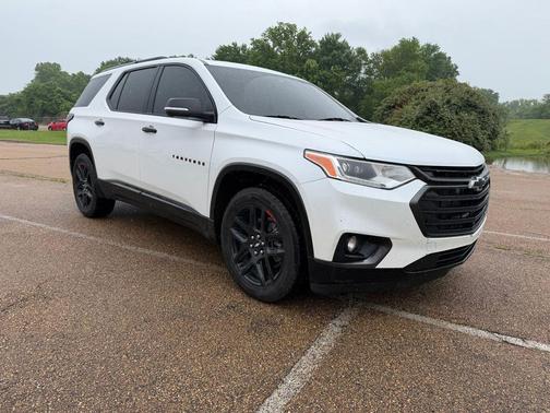 Iridescent Pearl Tricoat 2021 Chevrolet Traverse Premier