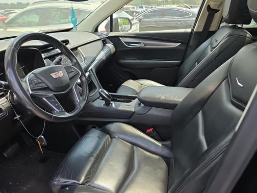 Black Metallic 2019 Cadillac XT5 Luxury