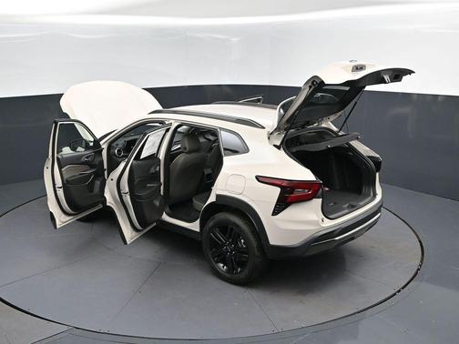 Summit White 2026 Chevrolet Trax FWD ACTIV