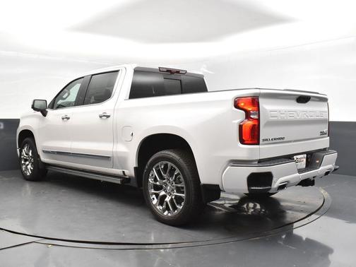 Crystal White Tricoat 2025 Chevrolet Silverado 1500 High Country