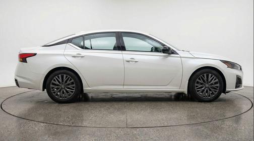 Glacier White 2025 Nissan Altima 2.5 SV