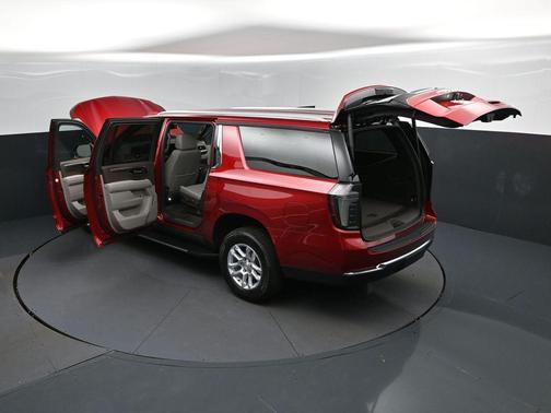 Radiant Red Tintcoat 2026 Chevrolet Suburban LT