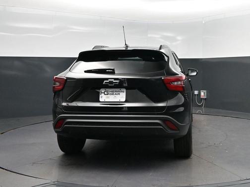 Mosaic Black Metallic 2026 Chevrolet Trax LT