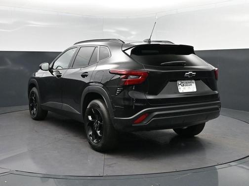 Mosaic Black Metallic 2026 Chevrolet Trax LT