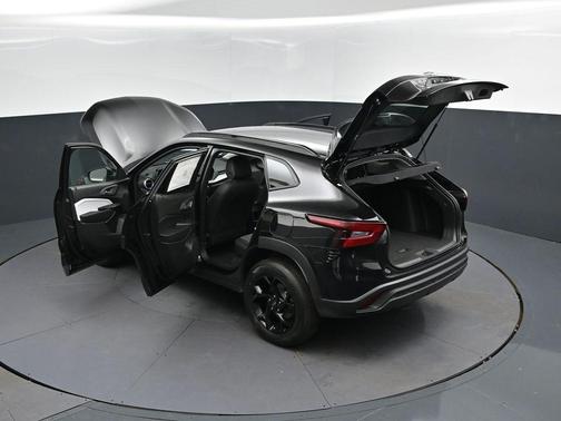 Mosaic Black Metallic 2026 Chevrolet Trax LT