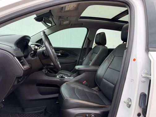 Summit White 2022 GMC Terrain AWD AT4