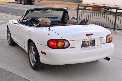 White 1999 Mazda MX-5 Miata Convertible