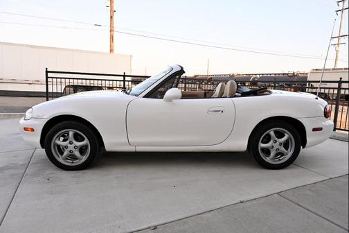 White 1999 Mazda MX-5 Miata Convertible