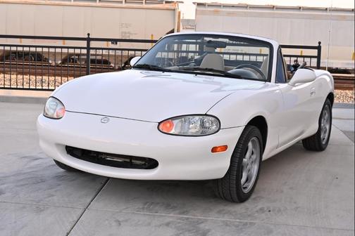 White 1999 Mazda MX-5 Miata Convertible