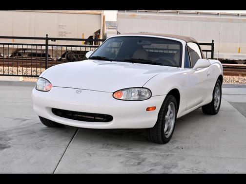 White 1999 Mazda MX-5 Miata Convertible