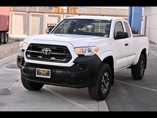 White 2017 Toyota Tacoma SR