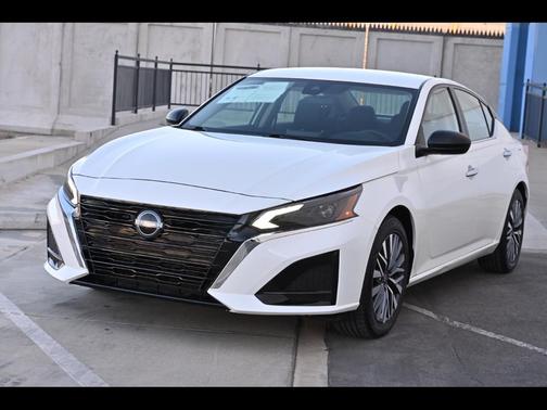 White 2025 Nissan Altima 2.5 SV