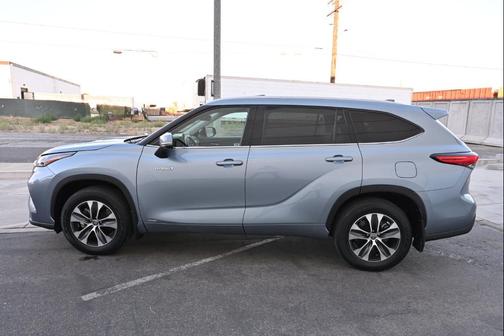Moon Dust Blue 2021 Toyota Highlander Hybrid XLE
