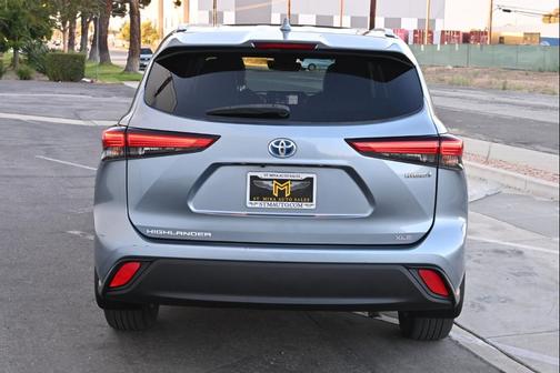 Moon Dust Blue 2021 Toyota Highlander Hybrid XLE