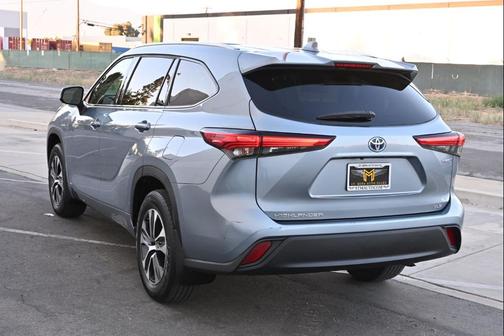 Moon Dust Blue 2021 Toyota Highlander Hybrid XLE