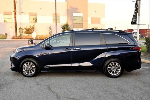2021 Toyota Sienna XLE 8 Passenger