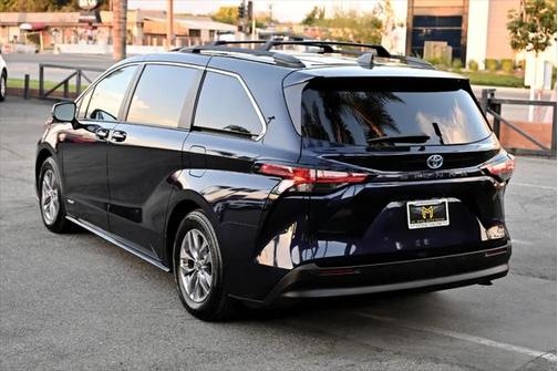 2021 Toyota Sienna XLE 8 Passenger