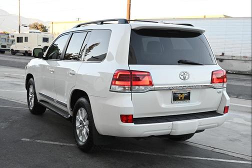 2017 Toyota Land Cruiser Base
