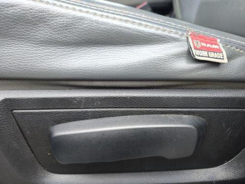 2017 RAM 2500 Tradesman Crew Cab 4x4 8' Box