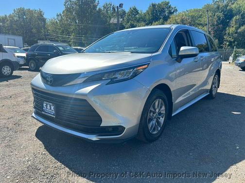 2023 Toyota Sienna LE