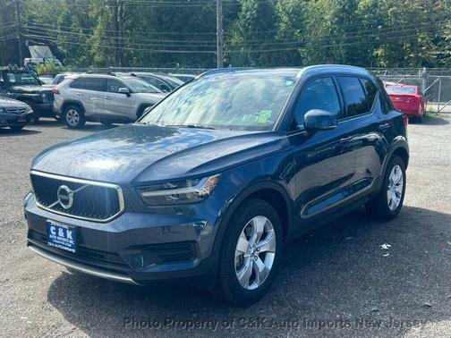 2022 Volvo XC40 T5 Momentum