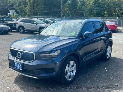 2022 Volvo XC40 T5 Momentum