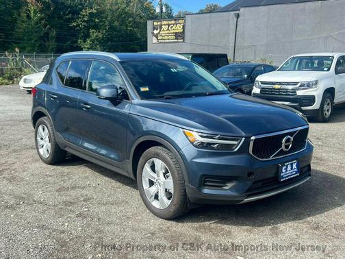 2022 Volvo XC40 T5 Momentum