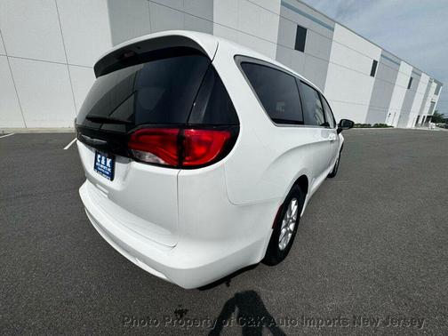 Bright White Clearcoat 2022 Chrysler Voyager LX