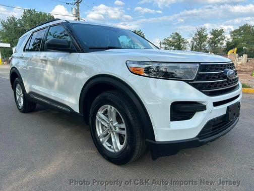 Oxford White 2022 Ford Explorer XLT