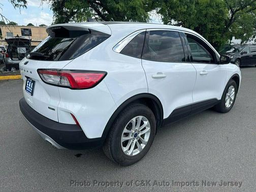 Oxford White 2022 Ford Escape SE