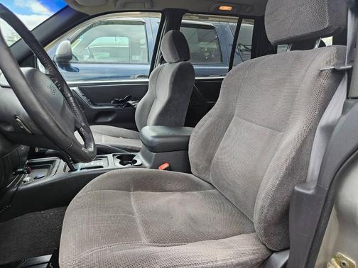 Silver 2000 Jeep Grand Cherokee Laredo 4WD