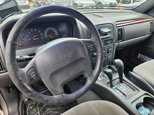 Silver 2000 Jeep Grand Cherokee Laredo 4WD