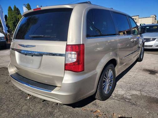 2014 Chrysler Town & Country Touring-L