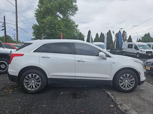 White 2017 Cadillac XT5 Luxury