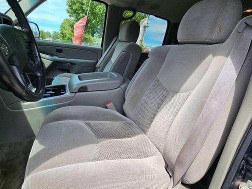 Dark Blue Metallic 2005 Chevrolet Suburban 1500 LT