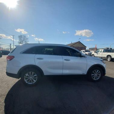 White 2016 Kia Sorento LX