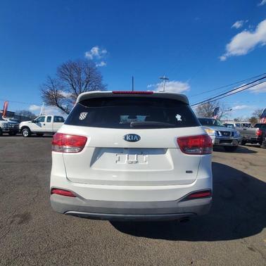 White 2016 Kia Sorento LX