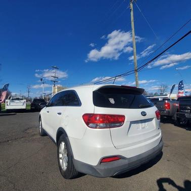 White 2016 Kia Sorento LX