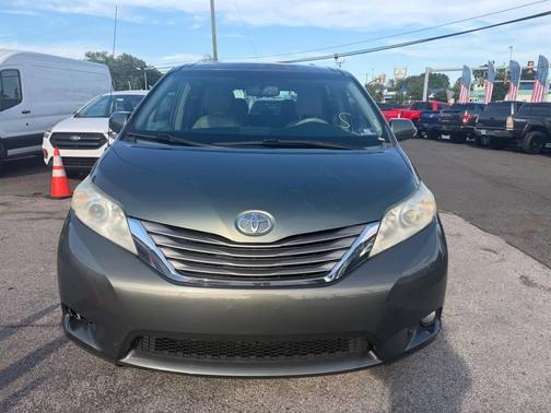 Green 2013 Toyota Sienna XLE
