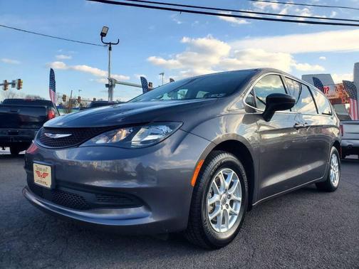 2022 Chrysler Voyager LX