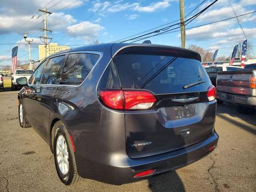 2022 Chrysler Voyager LX