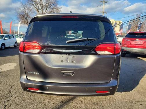 2022 Chrysler Voyager LX